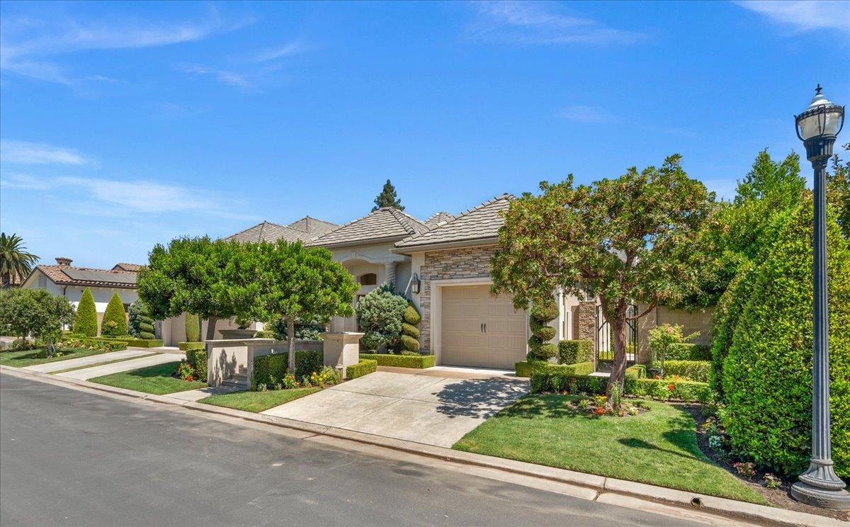 11350 N Glencastle Way, Fresno, CA 93730