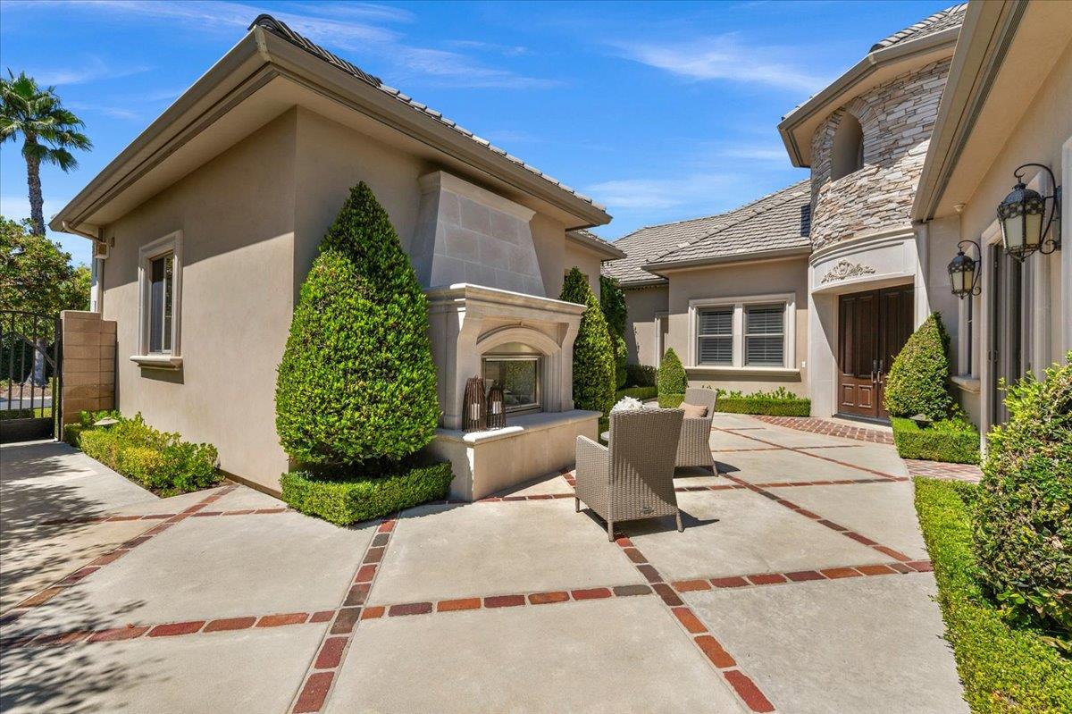 11350 N Glencastle Way, Fresno, CA 93730