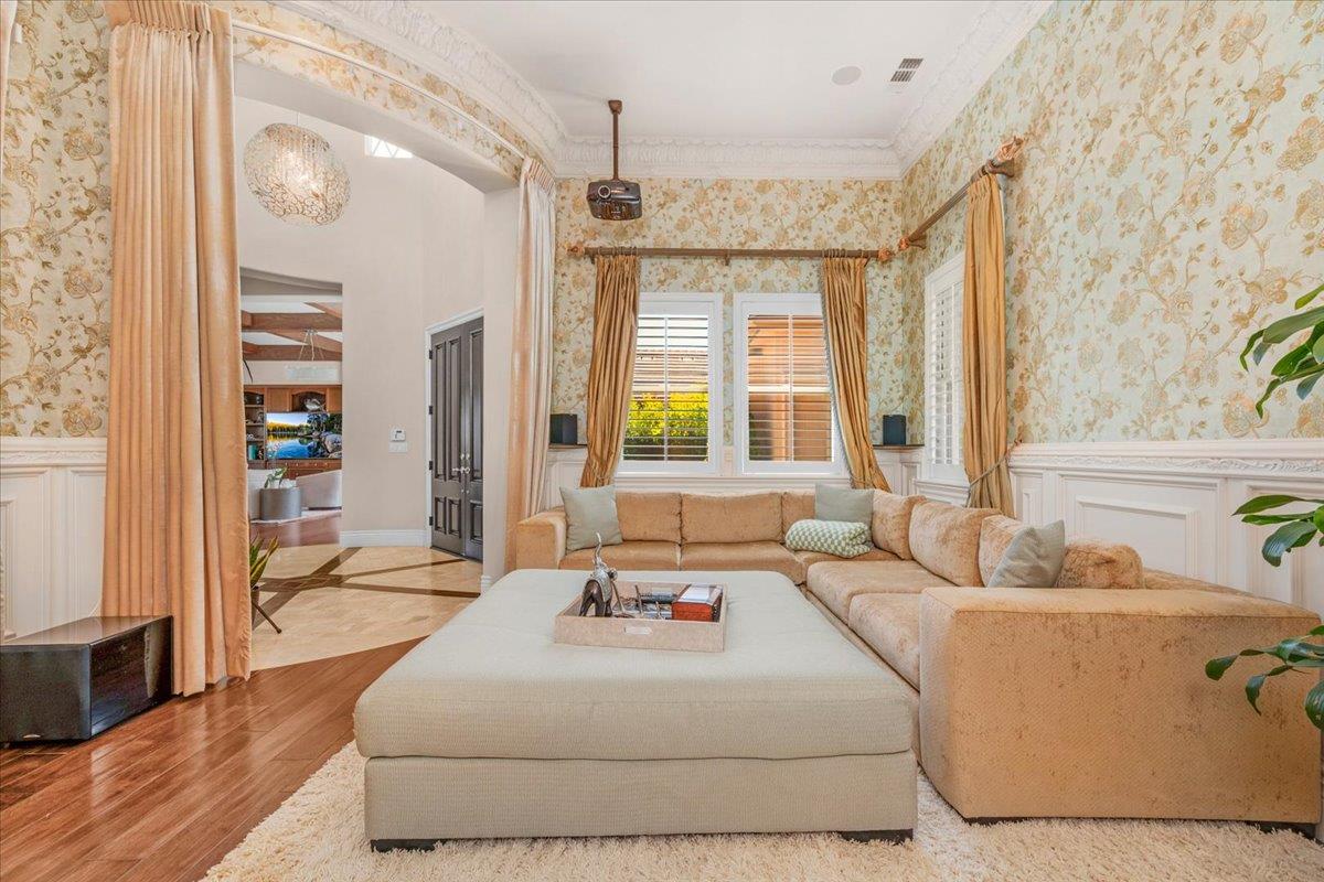 11350 N Glencastle Way, Fresno, CA 93730