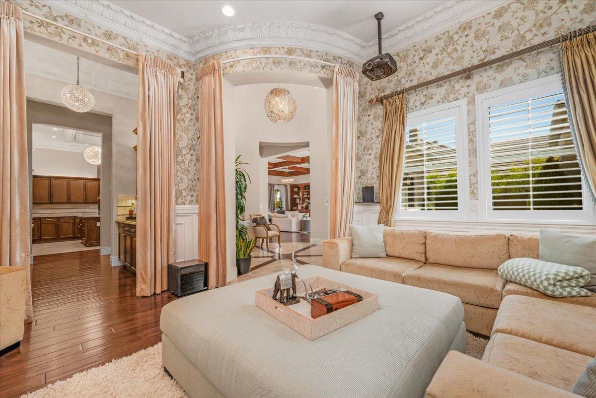 11350 N Glencastle Way, Fresno, CA 93730