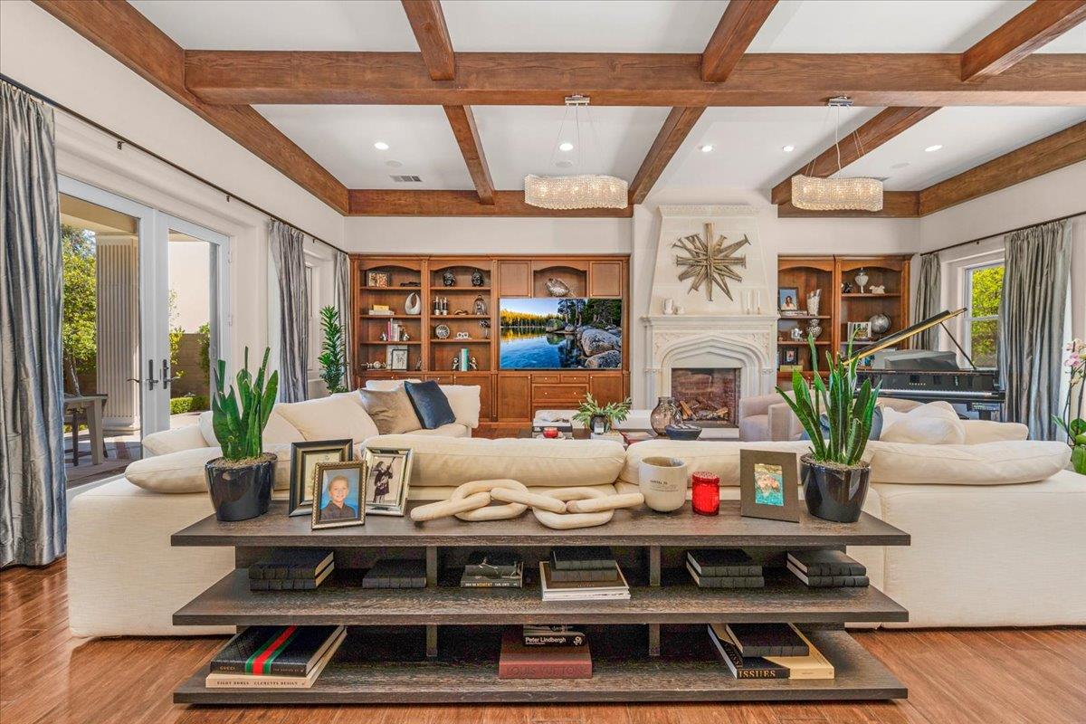 11350 N Glencastle Way, Fresno, CA 93730