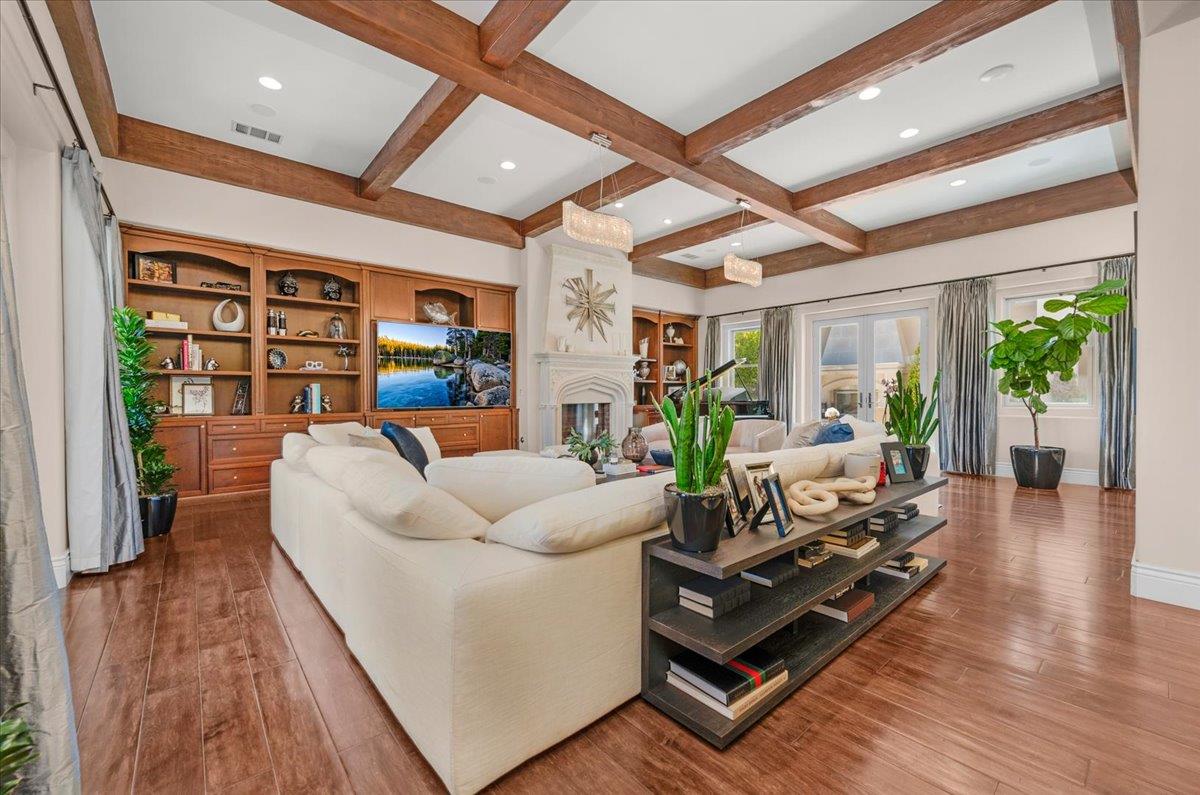 11350 N Glencastle Way, Fresno, CA 93730