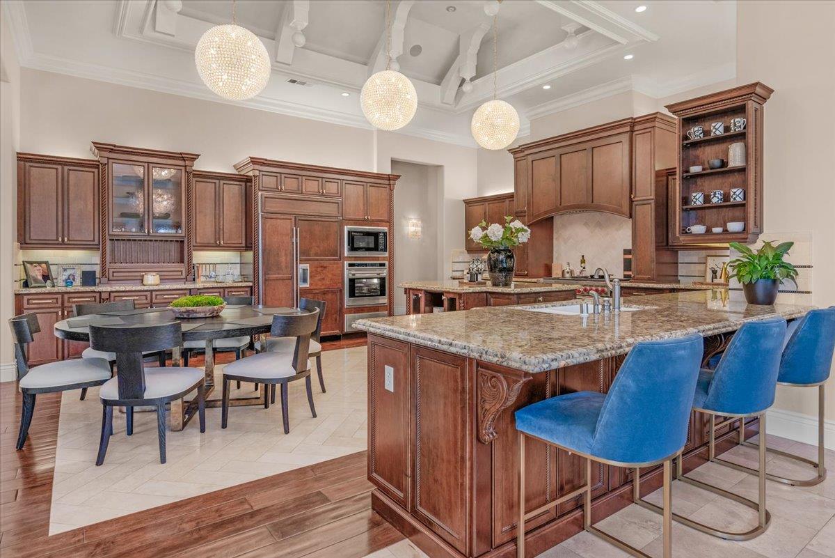 11350 N Glencastle Way, Fresno, CA 93730