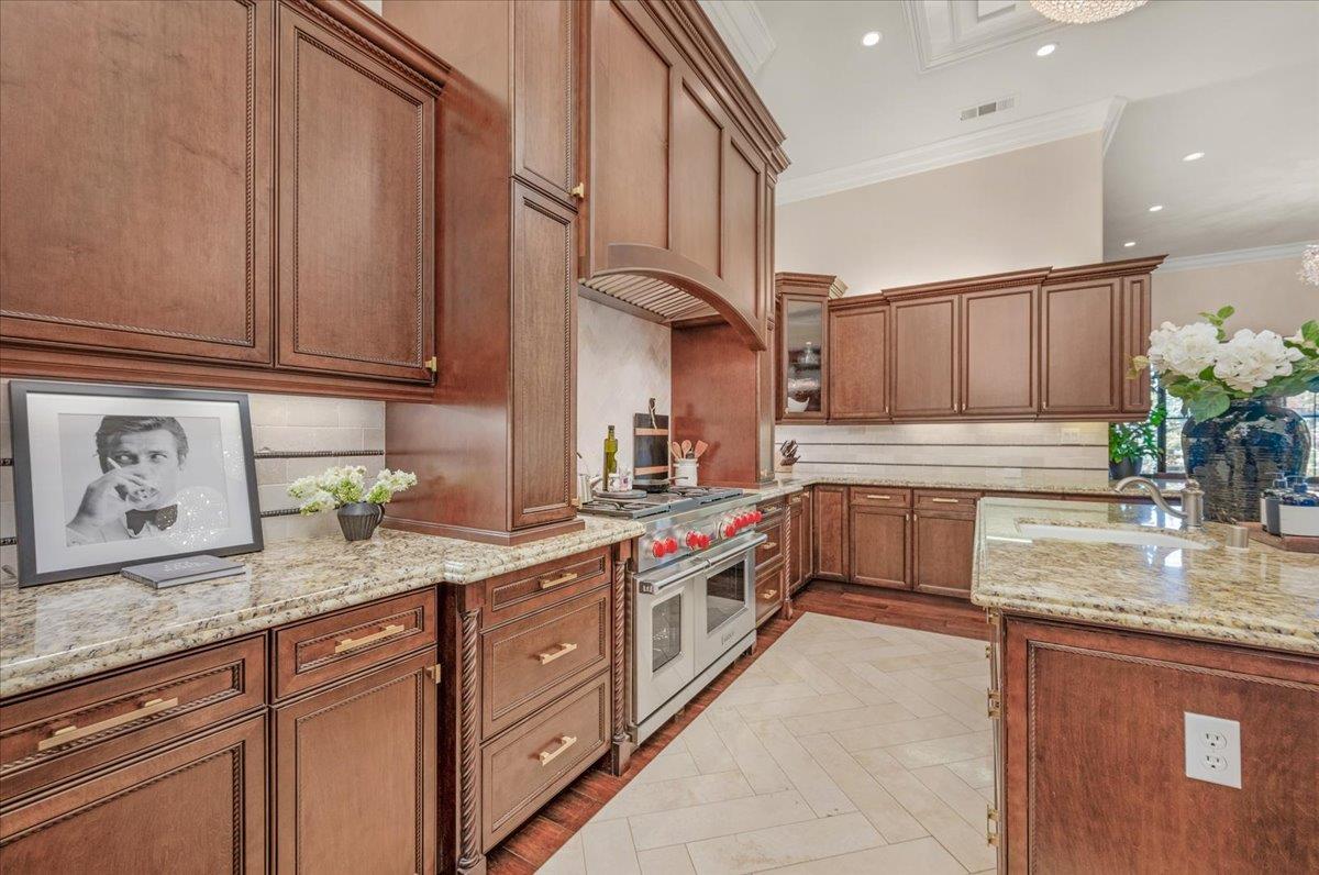 11350 N Glencastle Way, Fresno, CA 93730