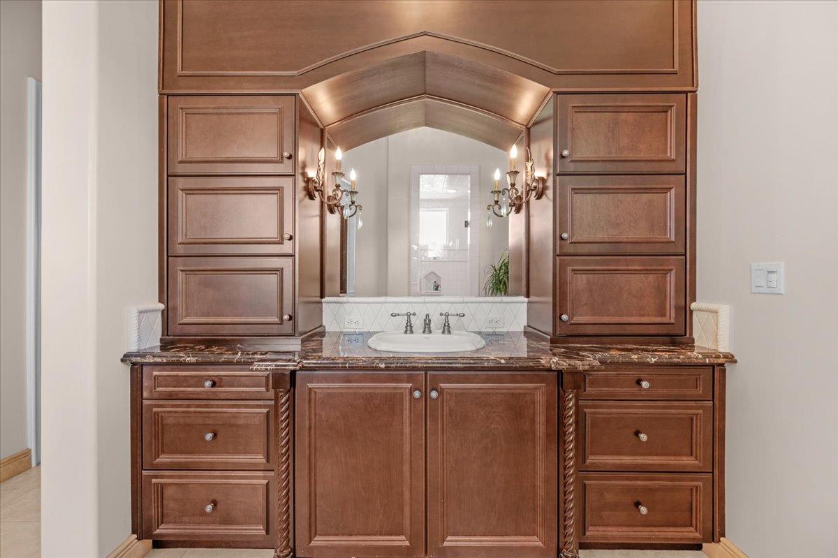 11350 N Glencastle Way, Fresno, CA 93730