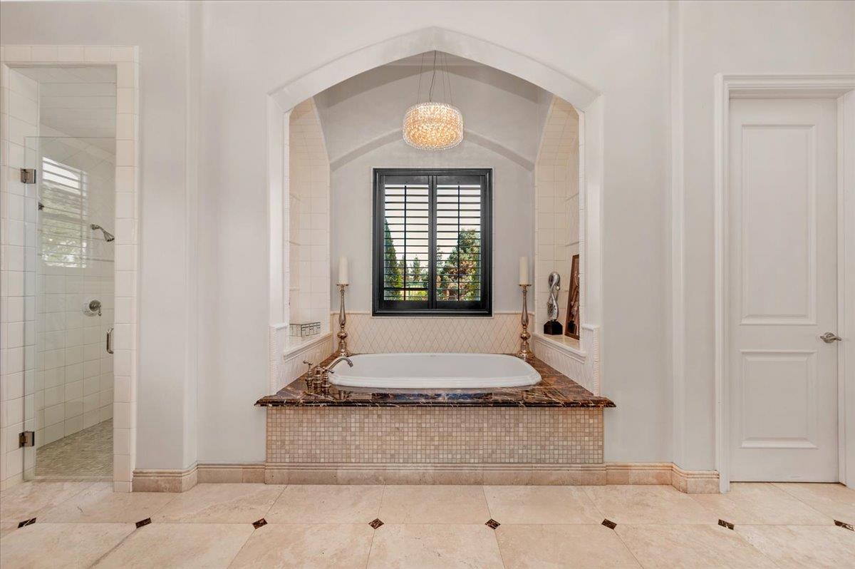 11350 N Glencastle Way, Fresno, CA 93730