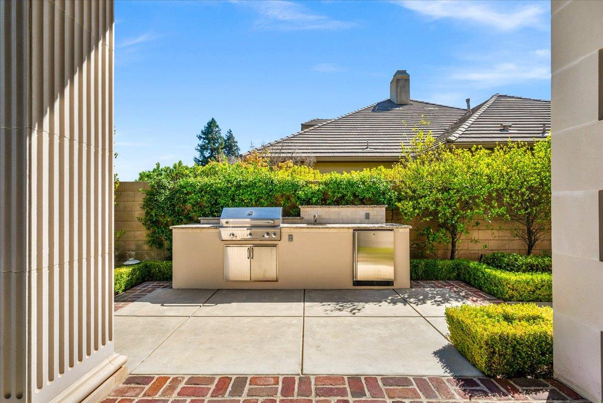 11350 N Glencastle Way, Fresno, CA 93730