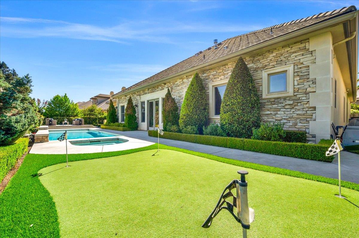 11350 N Glencastle Way, Fresno, CA 93730