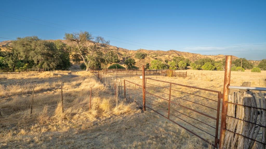 47069 Crump Ln, Coalinga, CA 93210