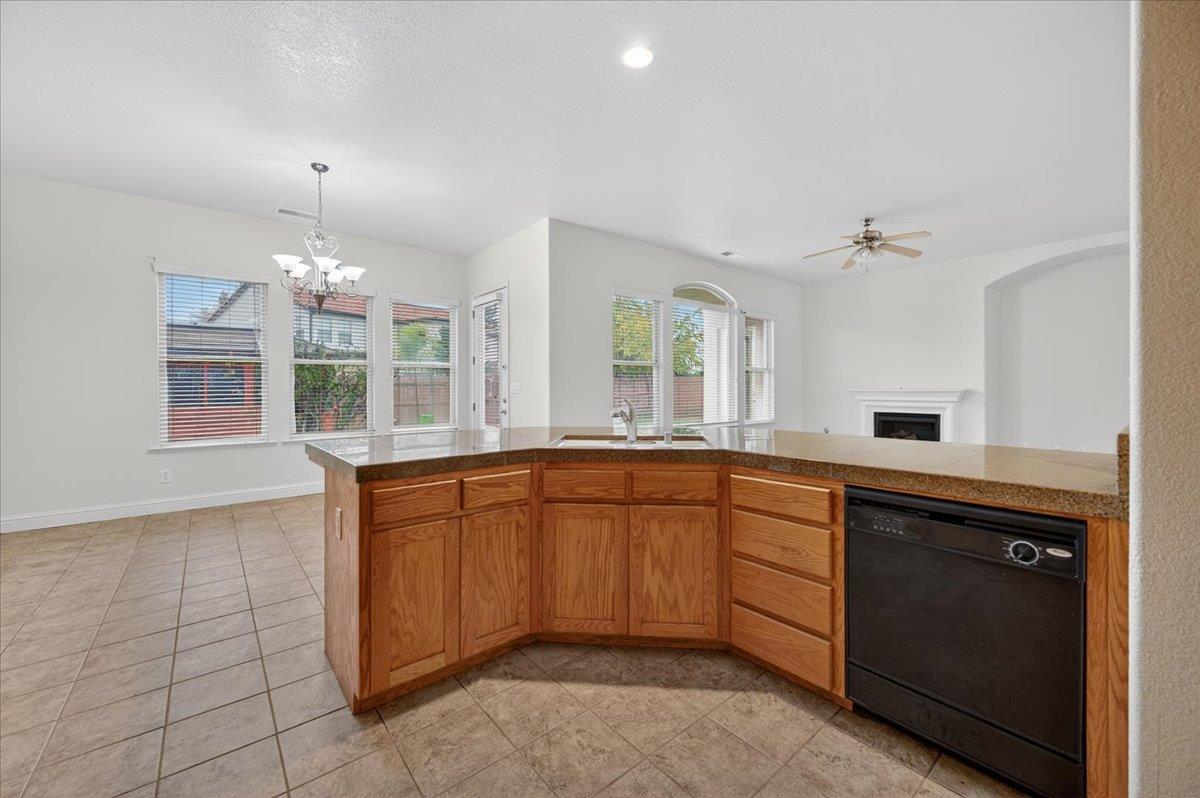 6518 W Dovewood Ln, Fresno, CA 93723