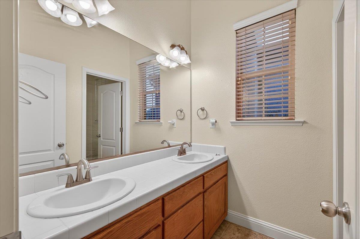 6518 W Dovewood Ln, Fresno, CA 93723