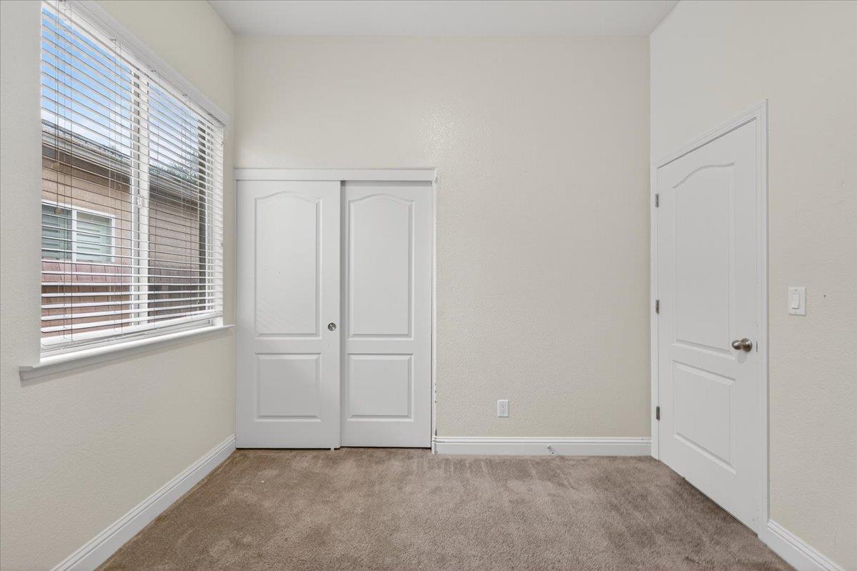 6518 W Dovewood Ln, Fresno, CA 93723