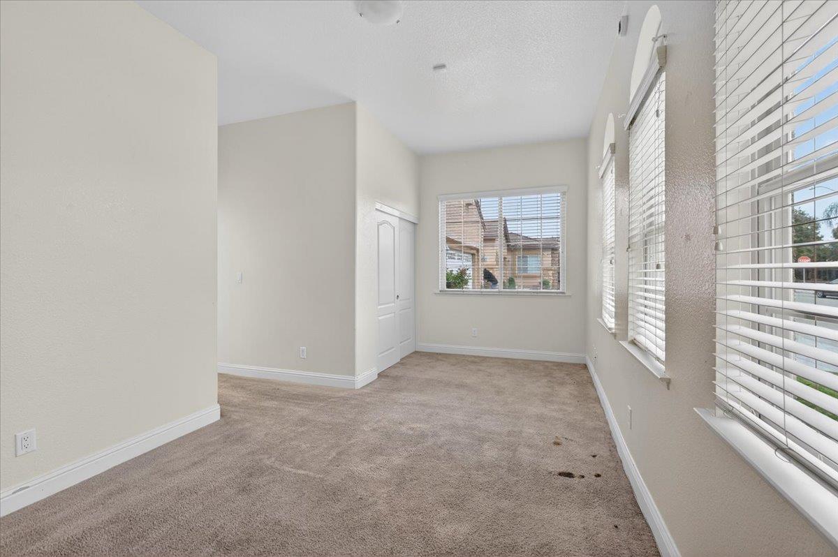 6518 W Dovewood Ln, Fresno, CA 93723