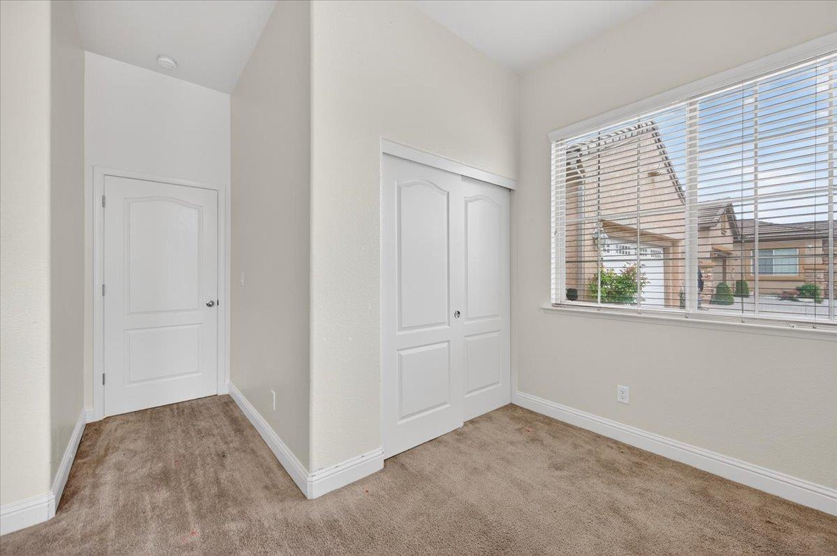 6518 W Dovewood Ln, Fresno, CA 93723