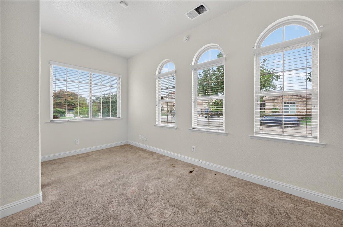 6518 W Dovewood Ln, Fresno, CA 93723