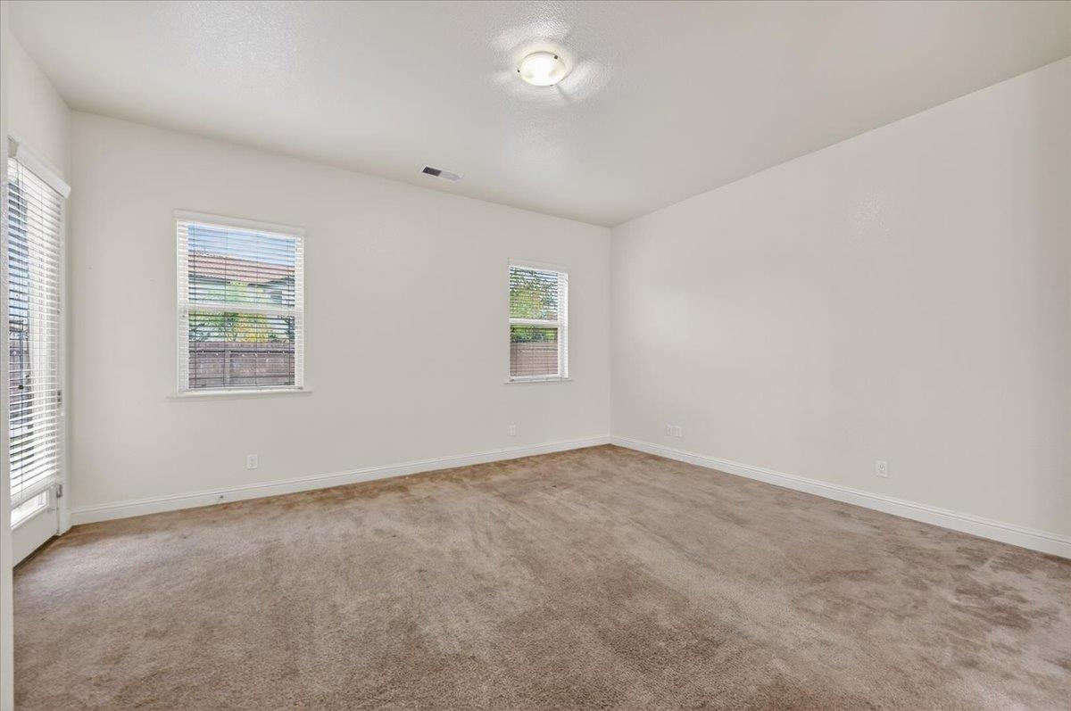 6518 W Dovewood Ln, Fresno, CA 93723