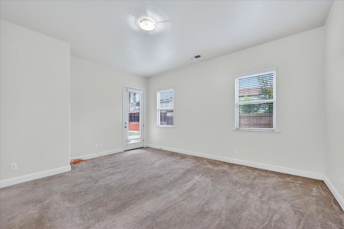 6518 W Dovewood Ln, Fresno, CA 93723