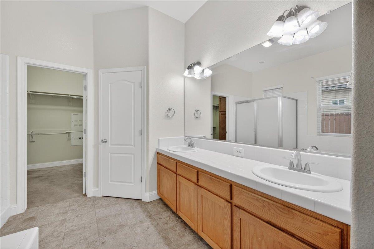 6518 W Dovewood Ln, Fresno, CA 93723