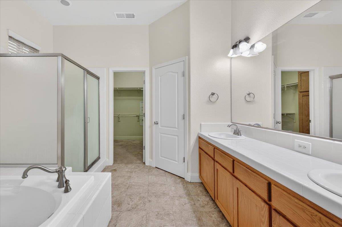 6518 W Dovewood Ln, Fresno, CA 93723