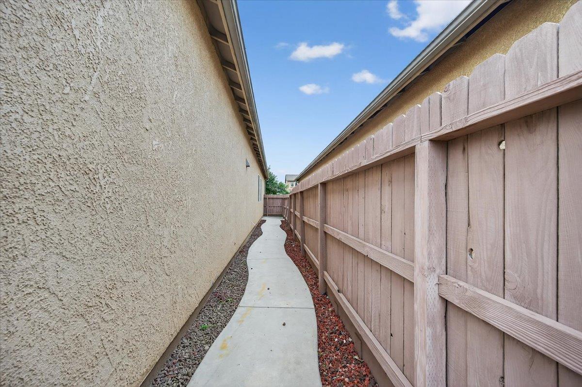 6518 W Dovewood Ln, Fresno, CA 93723