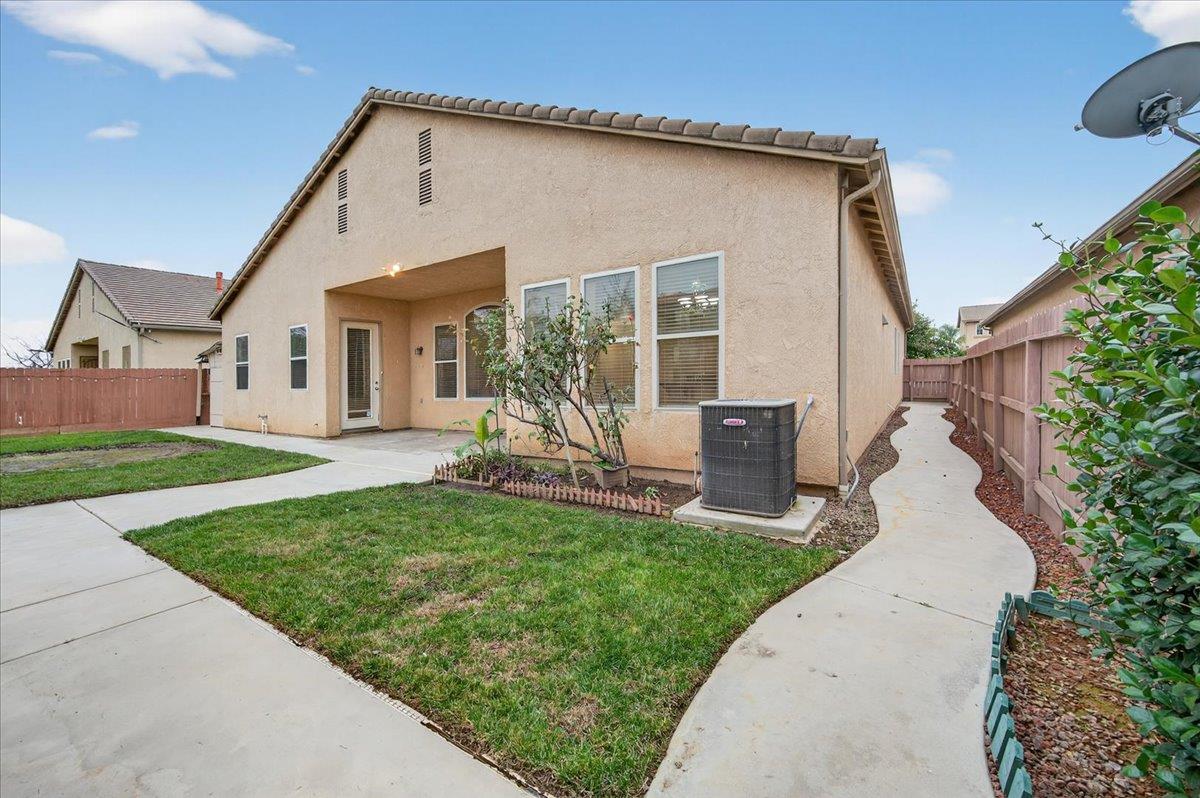 6518 W Dovewood Ln, Fresno, CA 93723