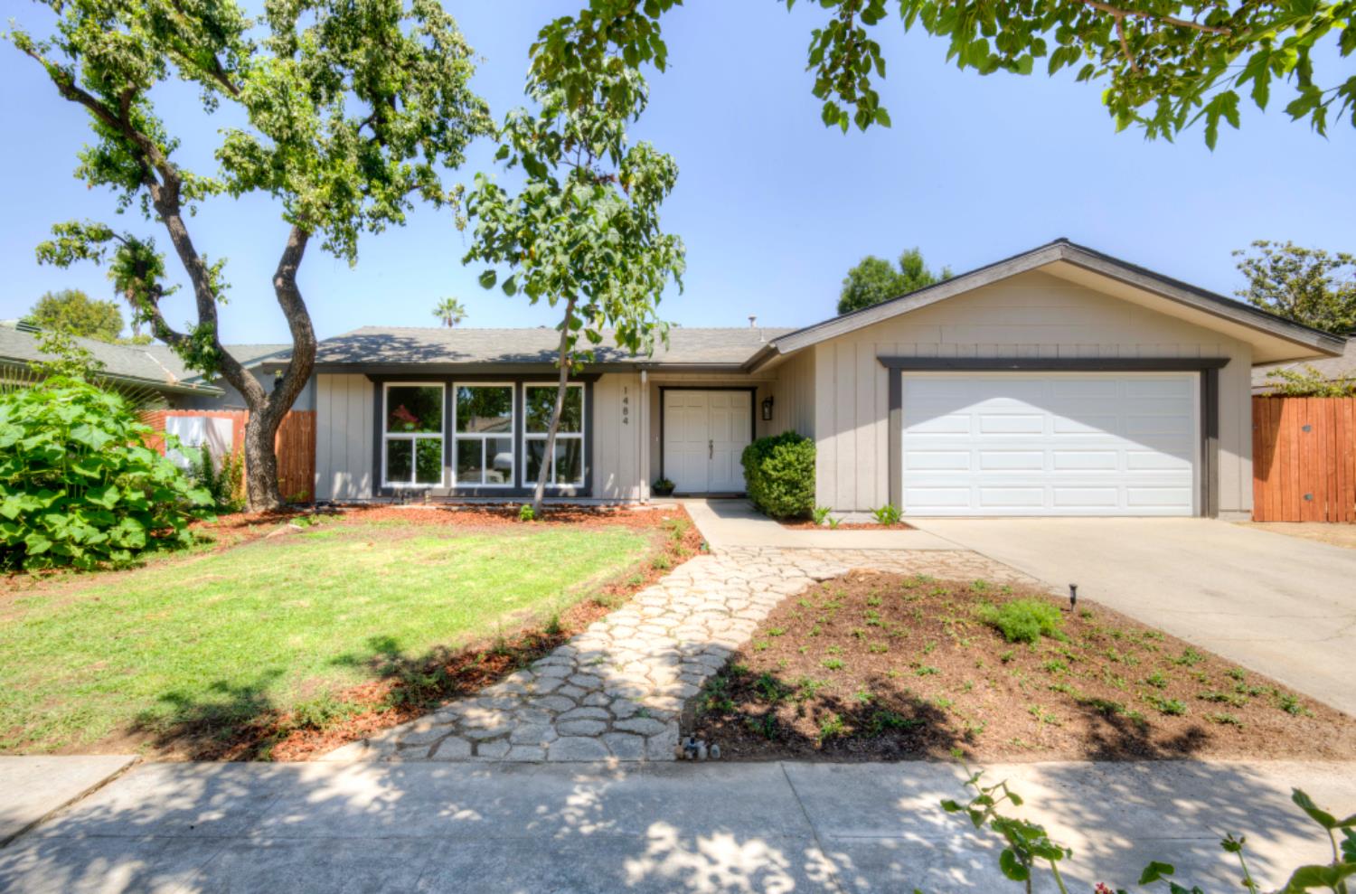 1484 W Indianapolis Ave, Fresno, CA 93705