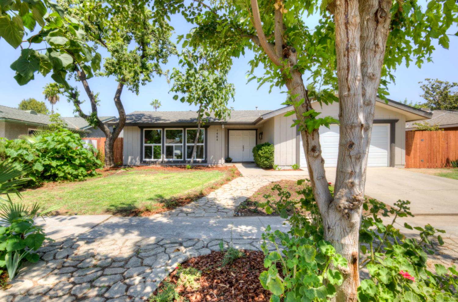 1484 W Indianapolis Ave, Fresno, CA 93705