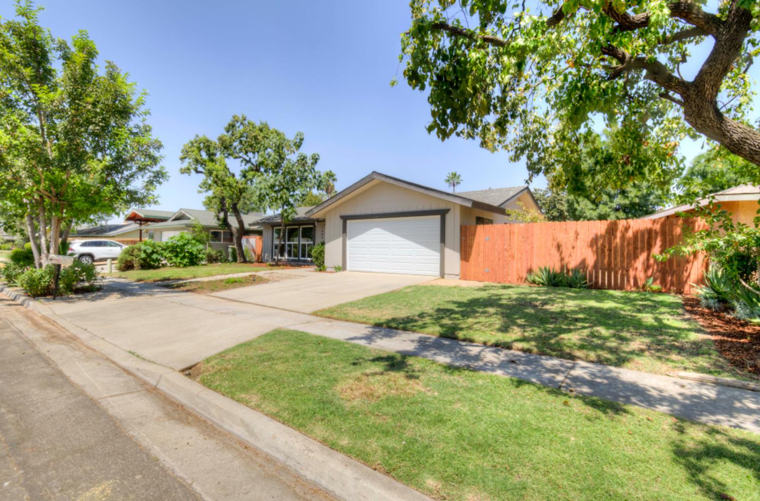 1484 W Indianapolis Ave, Fresno, CA 93705