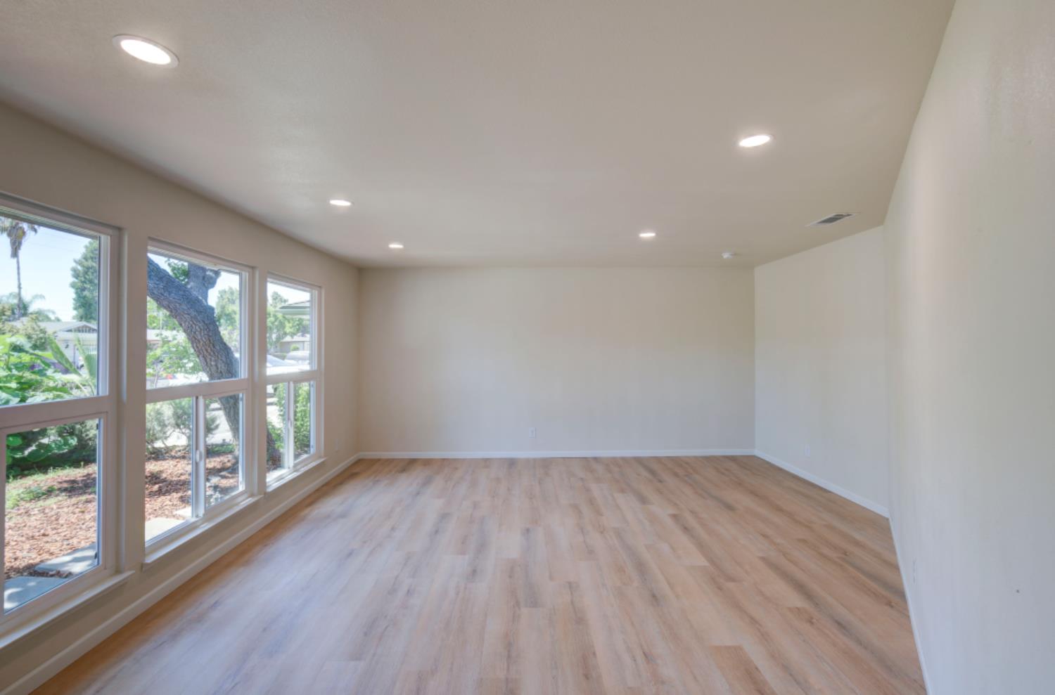 1484 W Indianapolis Ave, Fresno, CA 93705