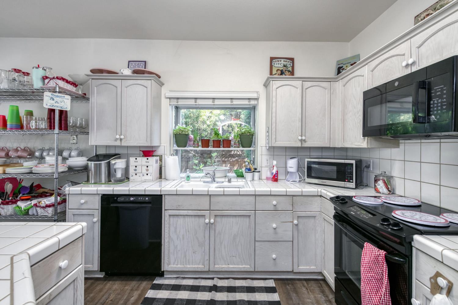 1144 E Province Dr, Fresno, CA 93720