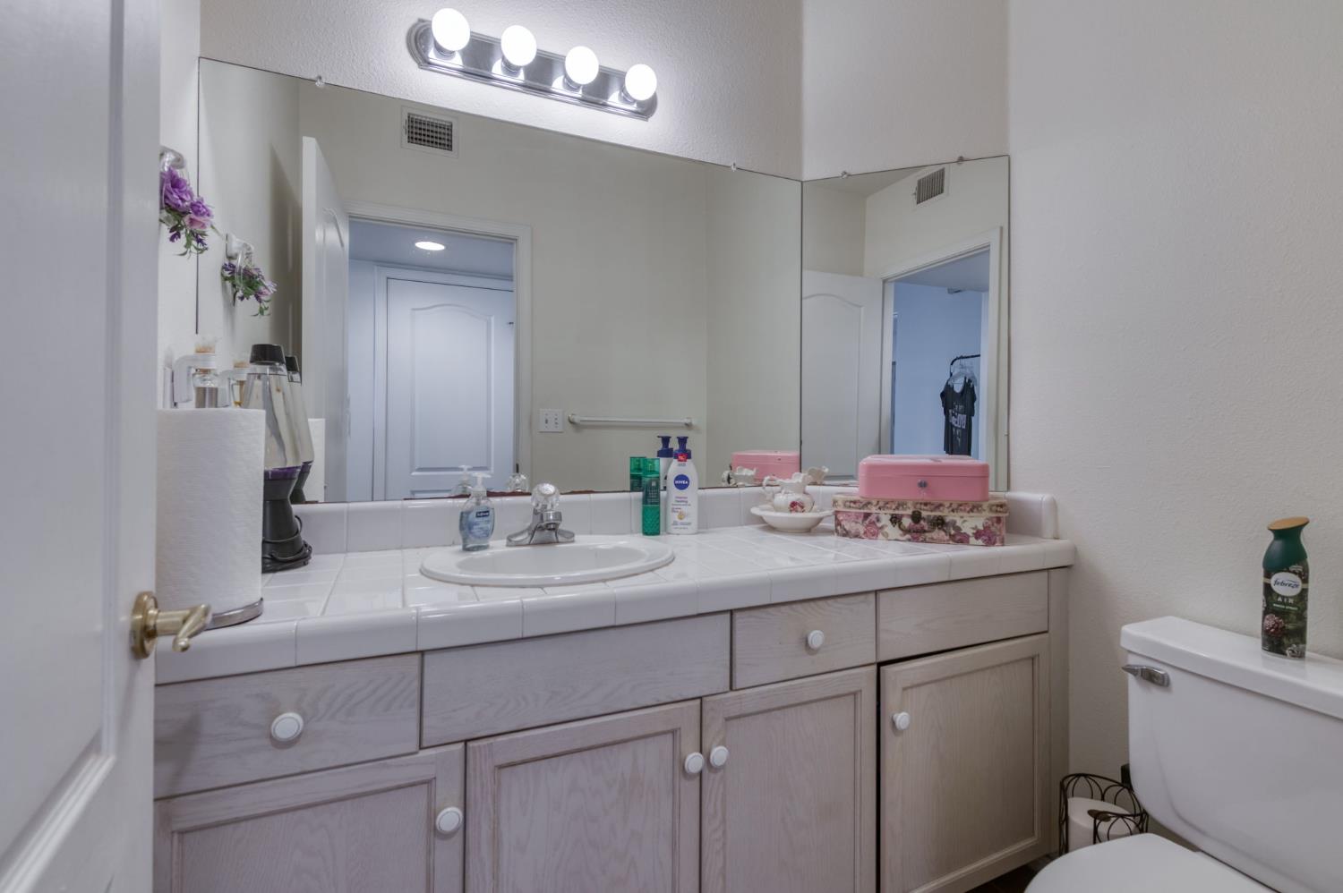 1144 E Province Dr, Fresno, CA 93720