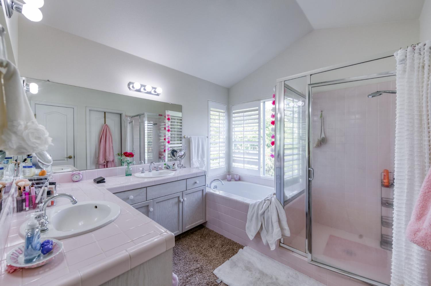 1144 E Province Dr, Fresno, CA 93720