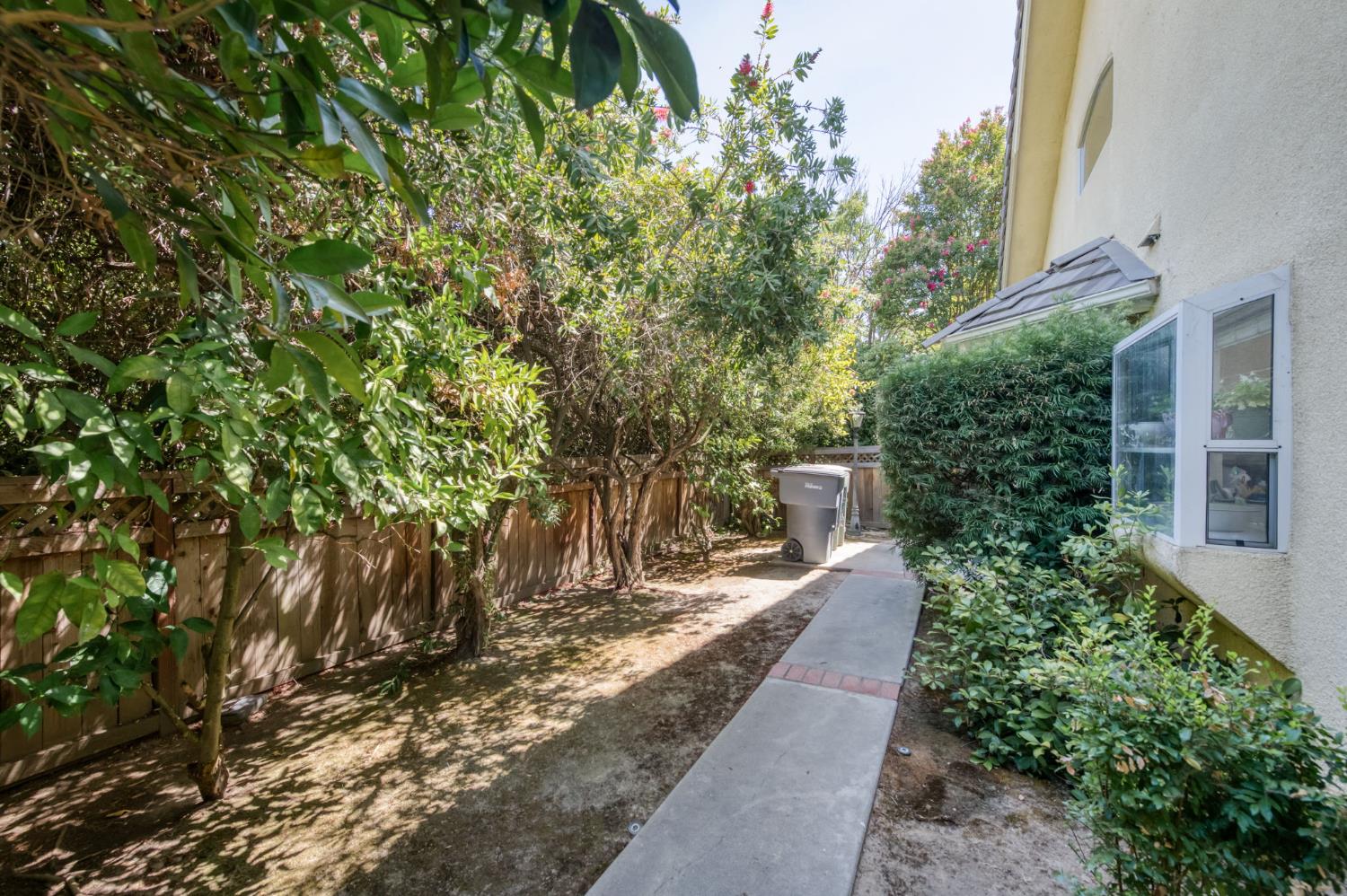 1144 E Province Dr, Fresno, CA 93720