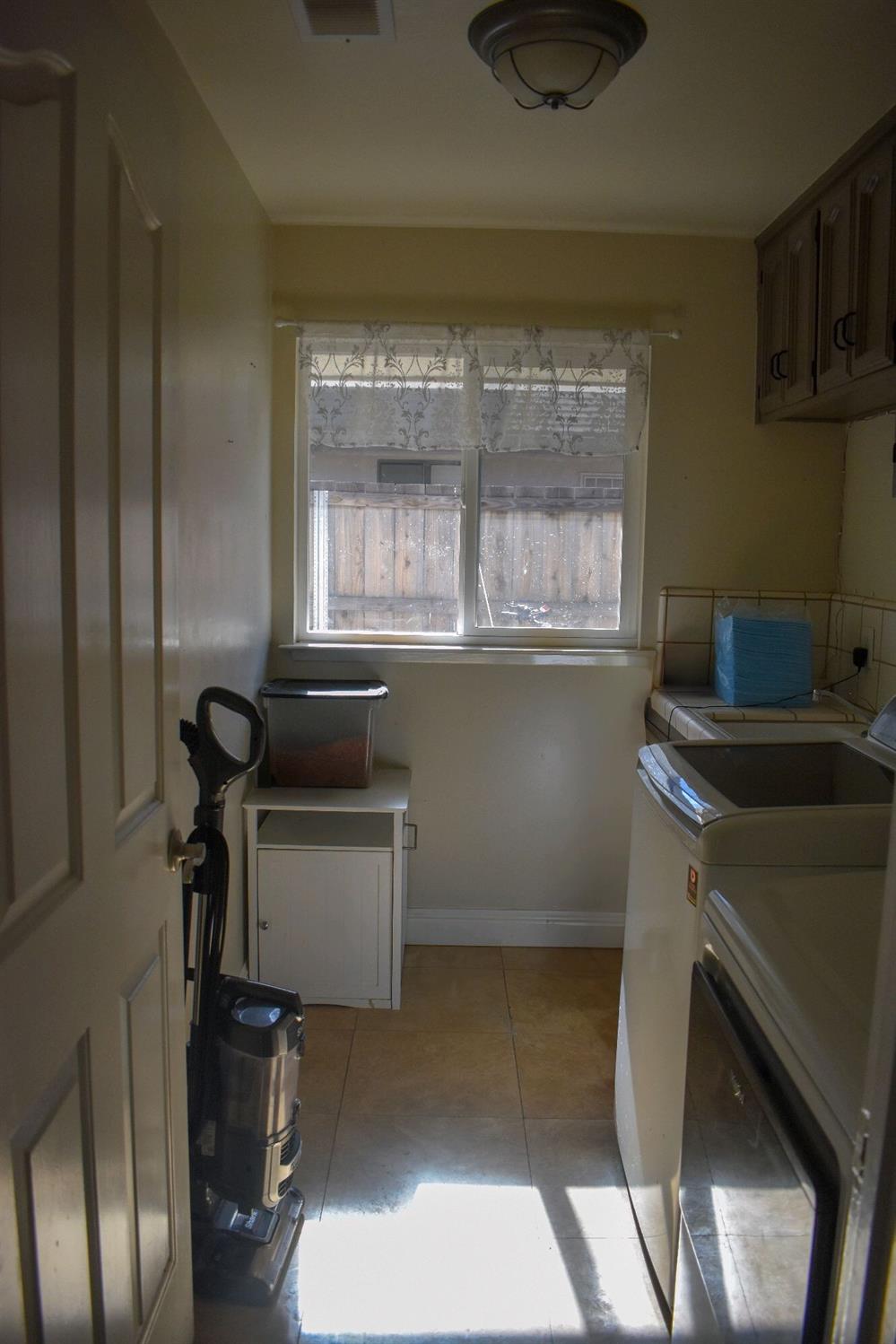 1301 E Cromwell Ave, Fresno, CA 93720