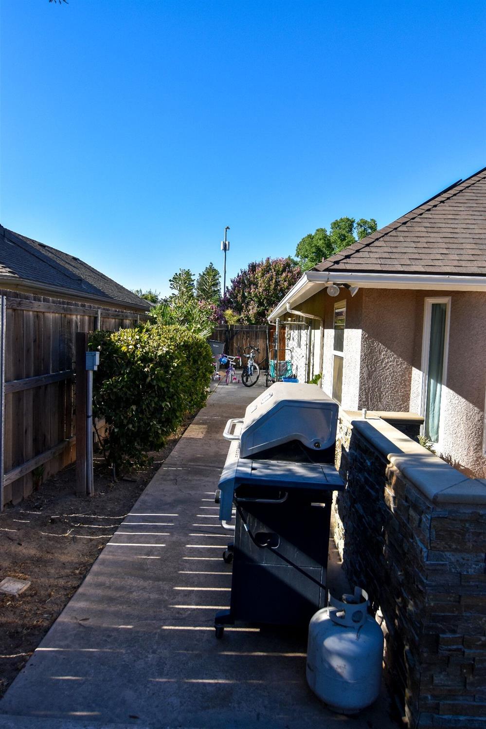 1301 E Cromwell Ave, Fresno, CA 93720