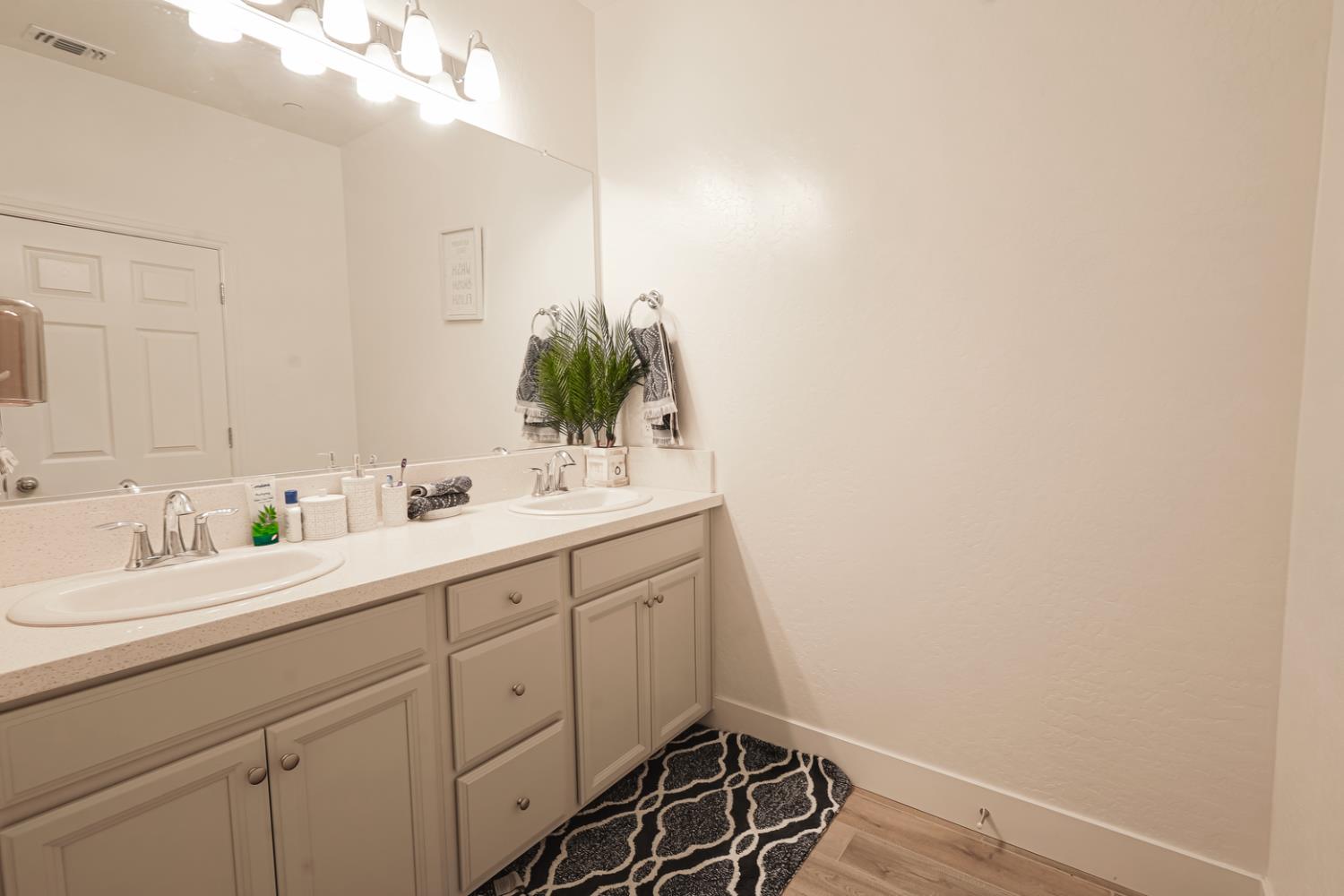 2701 N Dee Ann Ave, Fresno, CA 93727