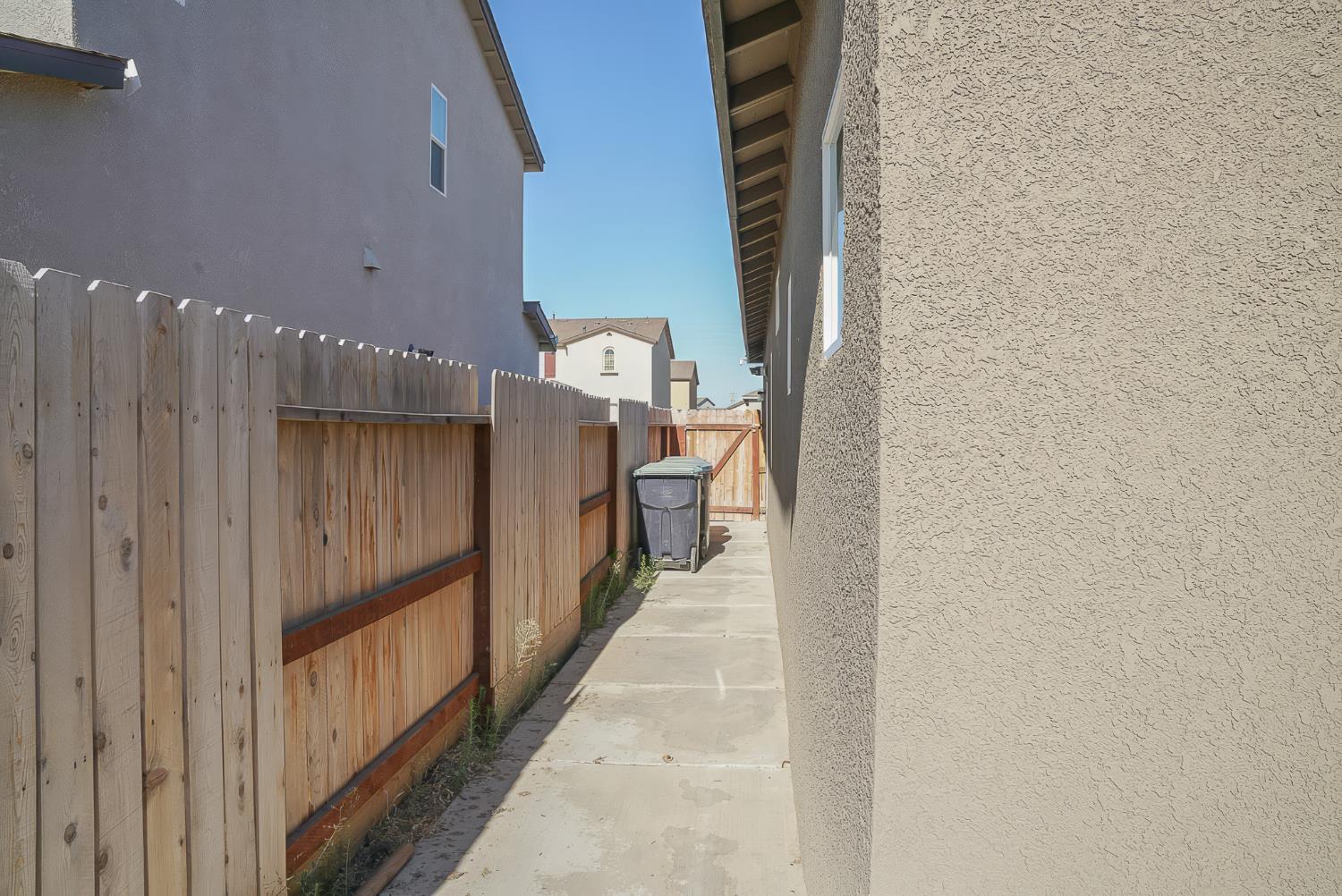 969 S Kandarian Ct, Fowler, CA 93625