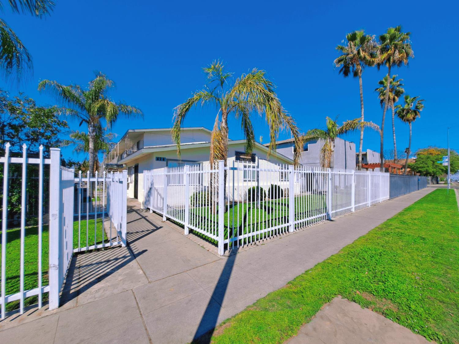 441 S Dearing Ave, Fresno, CA 93702