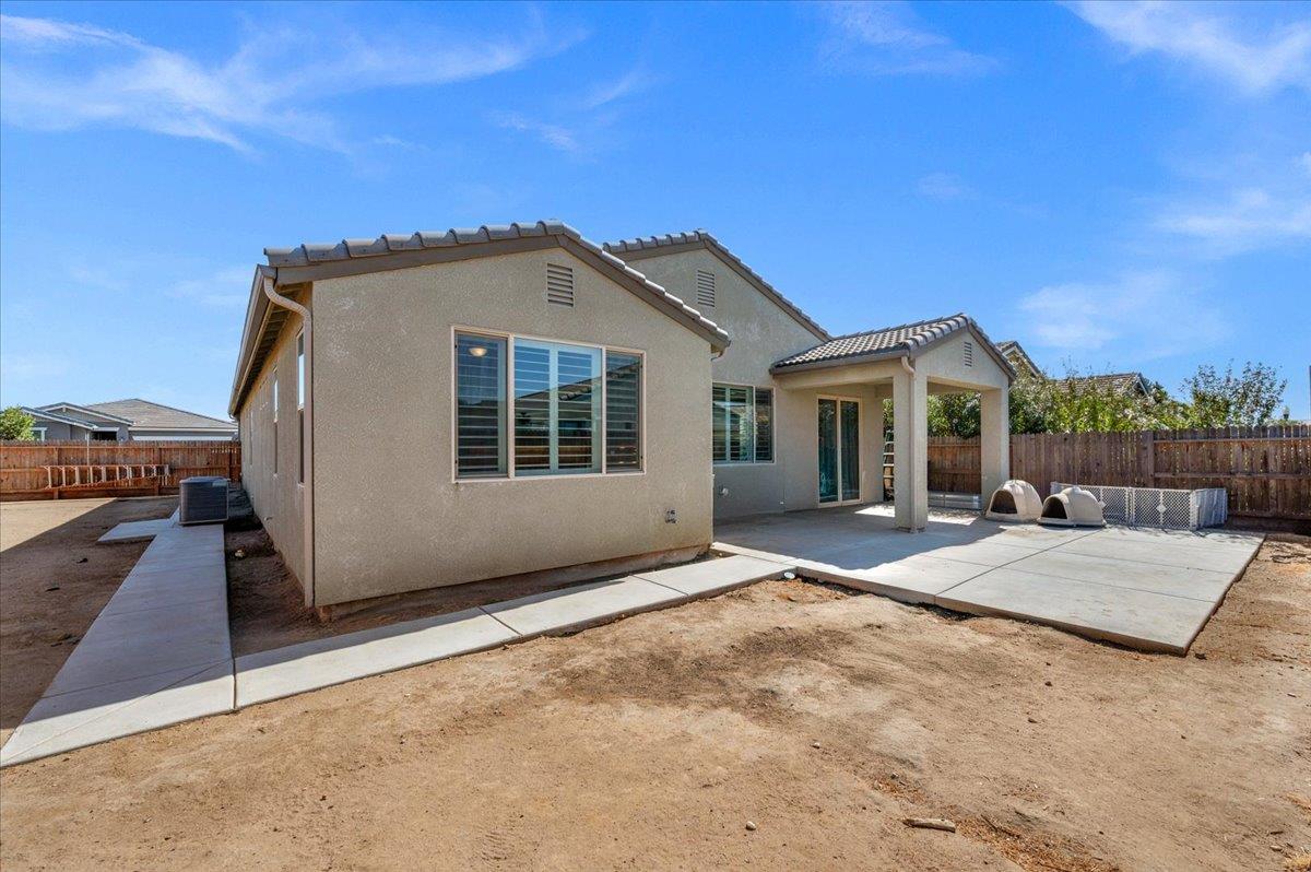3833 Hannah Ln, Clovis, CA 93619
