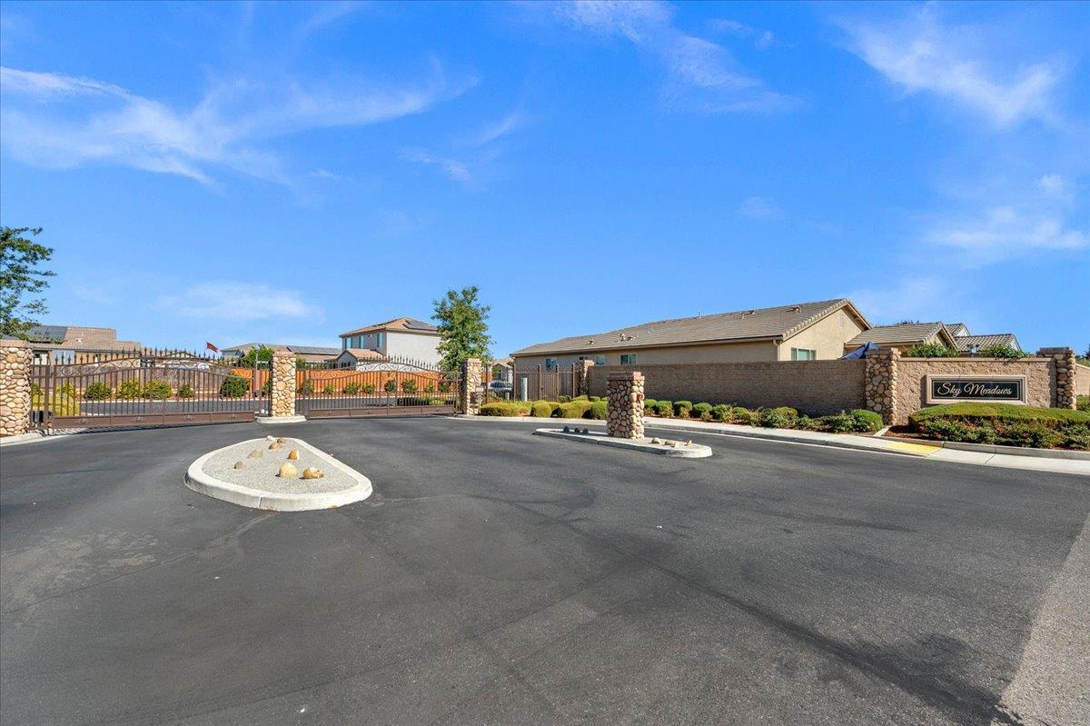 3833 Hannah Ln, Clovis, CA 93619