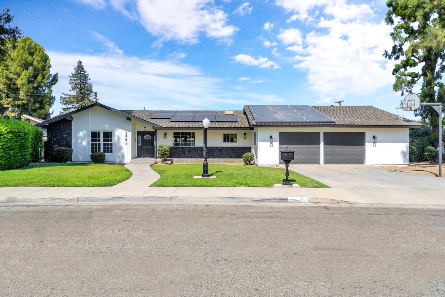 2482 Country Club Ln, Selma, CA 93662