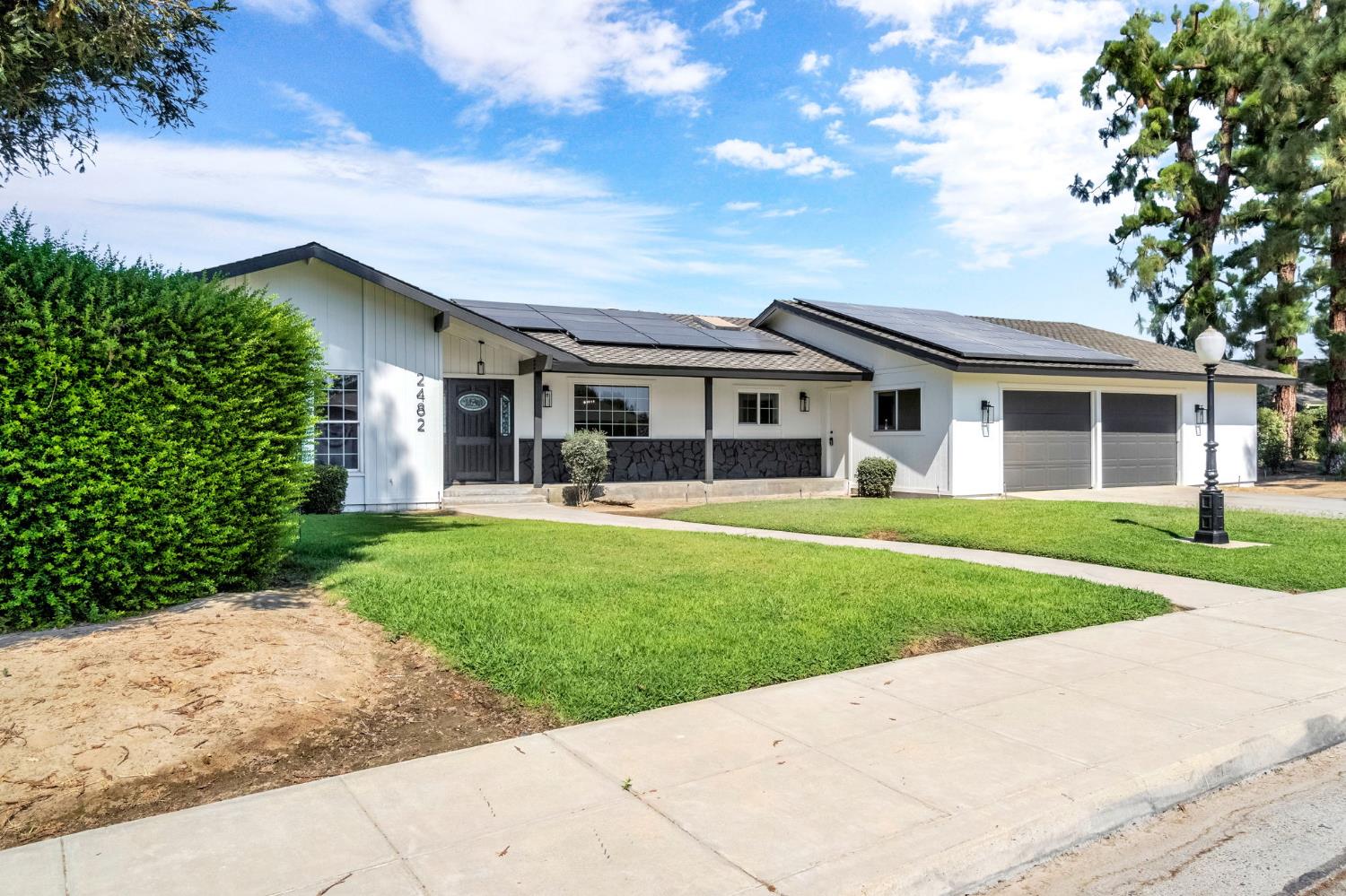2482 Country Club Ln, Selma, CA 93662