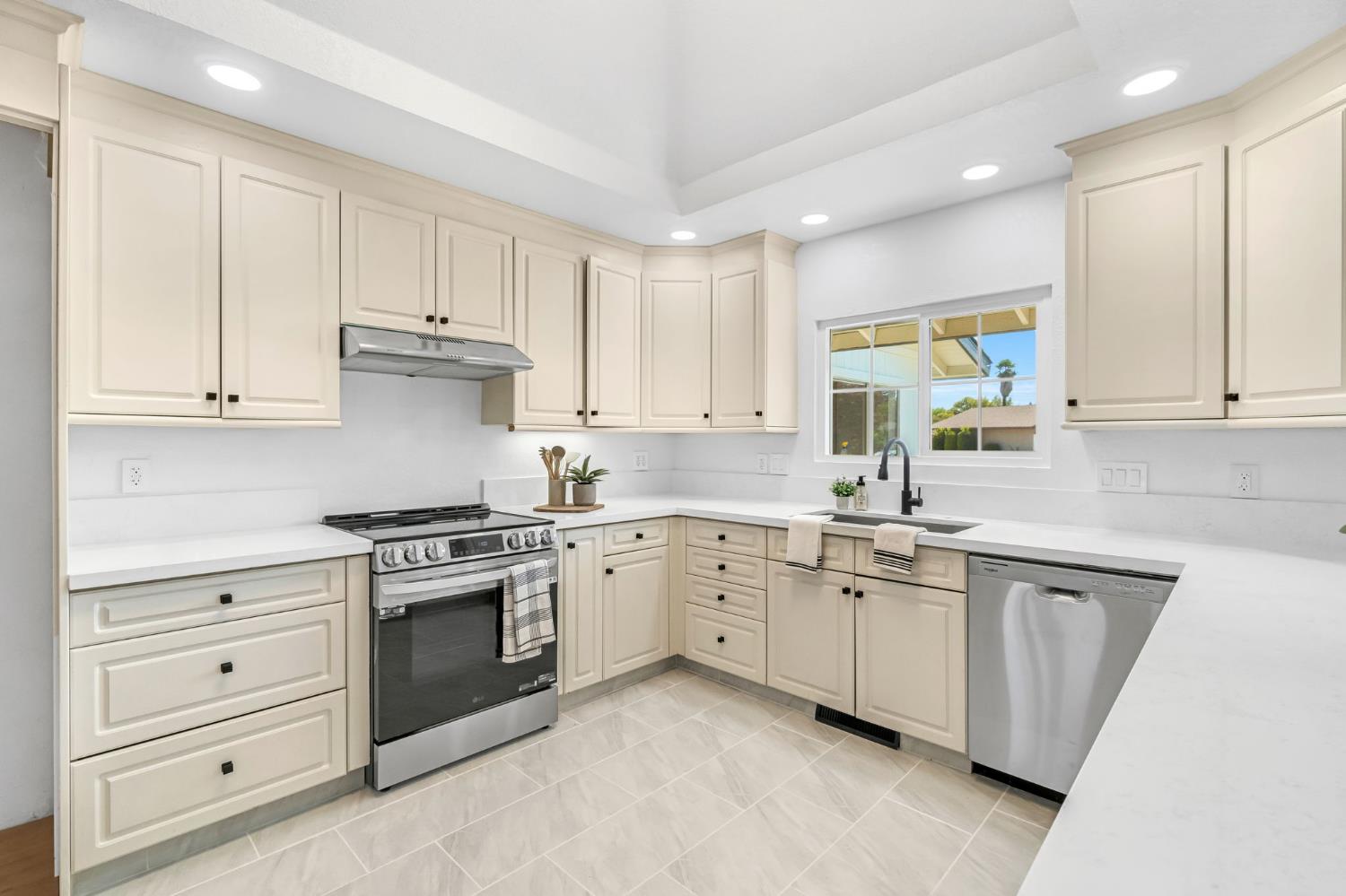 2482 Country Club Ln, Selma, CA 93662