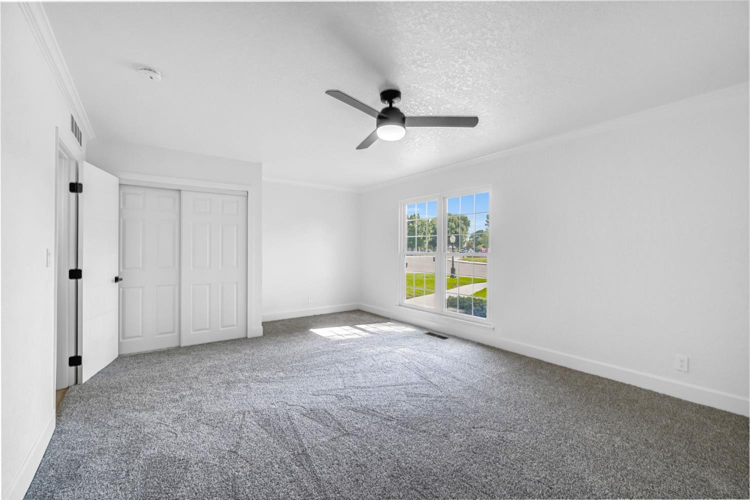 2482 Country Club Ln, Selma, CA 93662