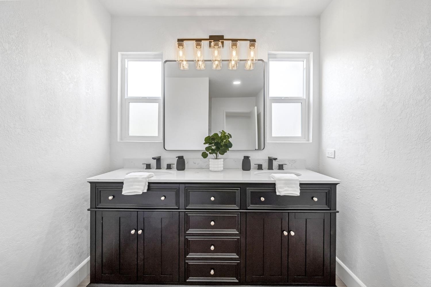 2482 Country Club Ln, Selma, CA 93662