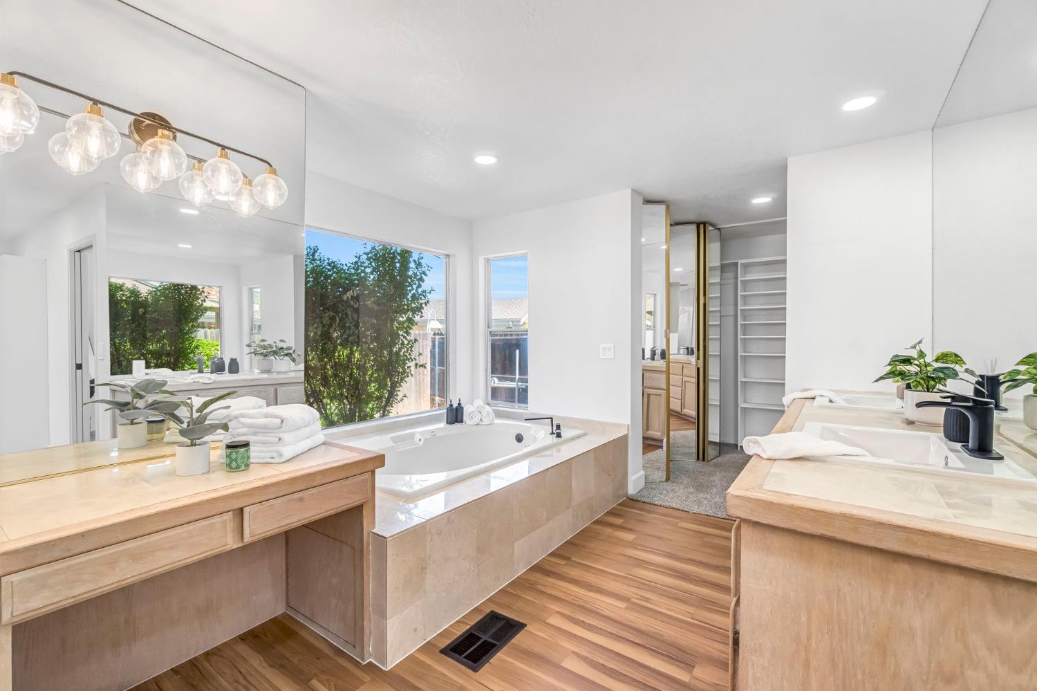 2482 Country Club Ln, Selma, CA 93662