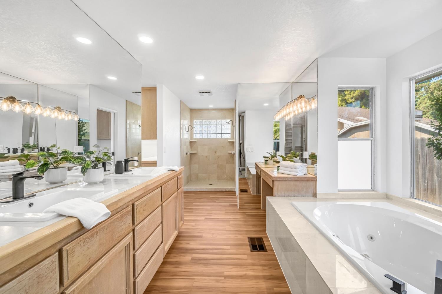 2482 Country Club Ln, Selma, CA 93662