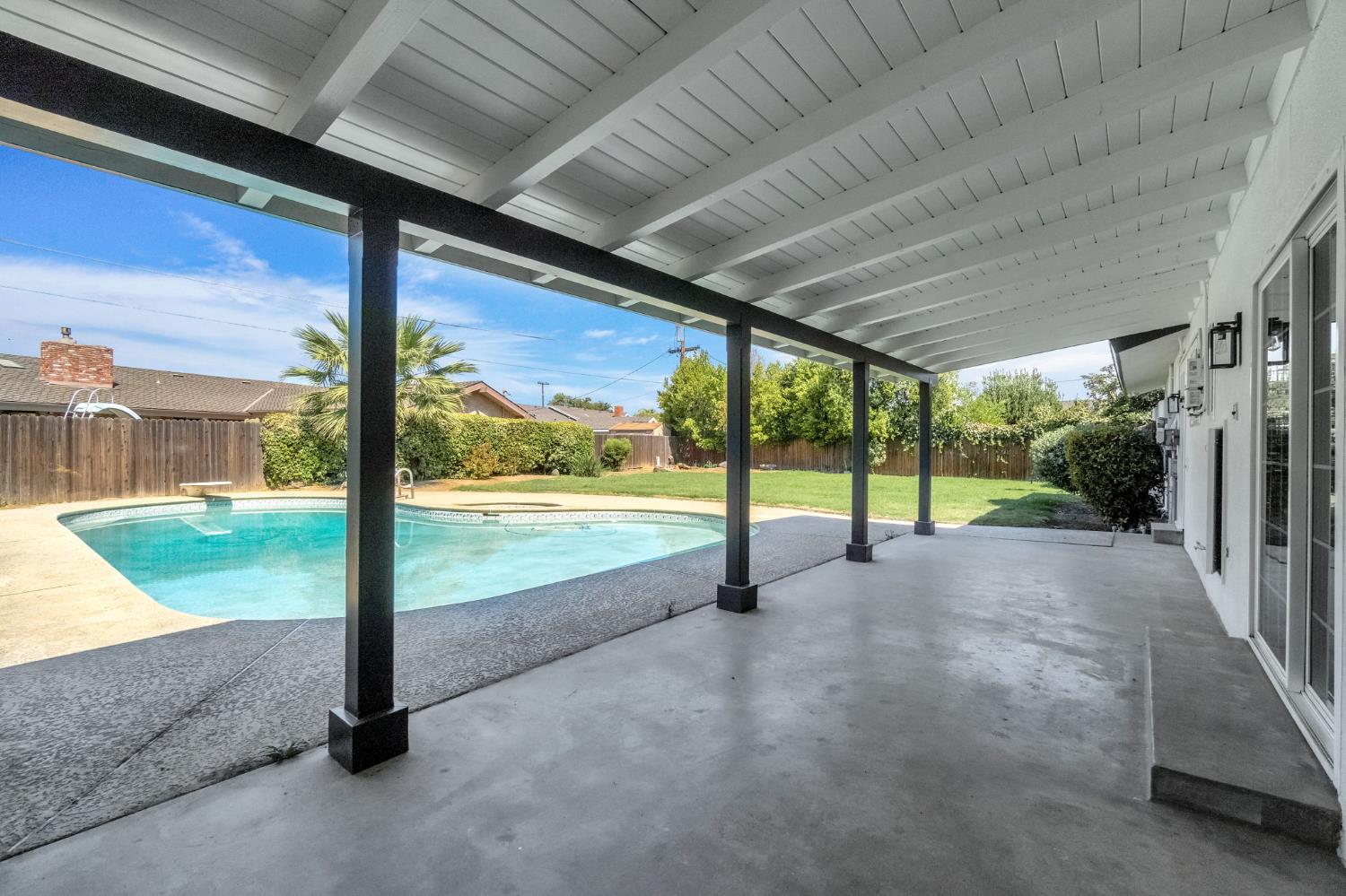 2482 Country Club Ln, Selma, CA 93662