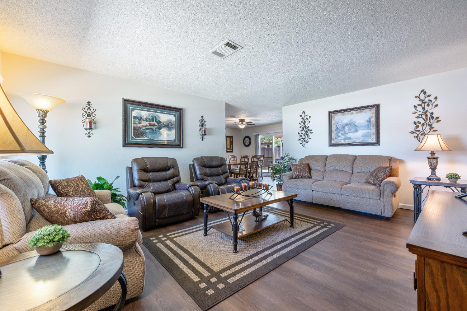 325 E Amber Way, Hanford, CA 93230