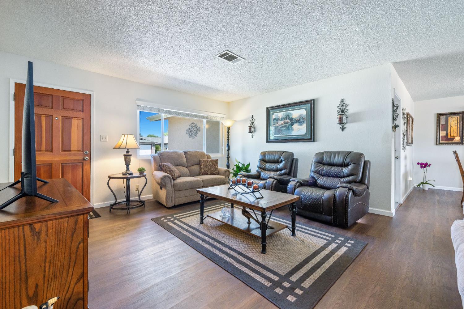 325 E Amber Way, Hanford, CA 93230